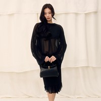 Jennie BLACKPINK menghidupkan kembali tren fashion underboob yang ia populerkan pada 2022. Masih dari koleksi busana Jacquemus, kini ia tampil dalam balutan gaun hitam semi transparan. Foto: dok. Instagram @jacquemus