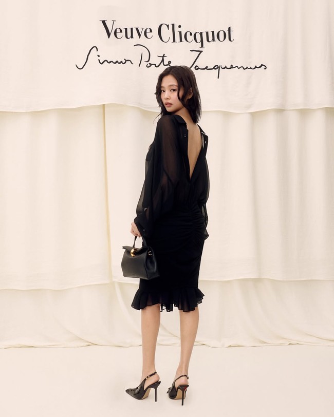 Saat berada di area photo call, Jennie BLACKPINK memamerkan bagian belakang gaunnya yang berhias kancing, namun dibiarkan terbuka untuk menciptakan backless look. Seperti dilansir dari situs resmi Jacquemus, gaun hitam itu dibanderol $1,990 atau setara Rp 33,8 juta. Foto: dok. Instagram @jacquemus