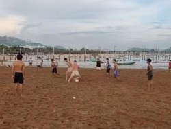 John Herdman tampak asyik bermain bola bersama sejumlah warga lokal di Pantai Kuta Mandalika, Lombok Tengah, NTB. Herdman terlihat bertelanjang dada saat bermain bola di sana. (Foto: Dok. Facebook @Putra_Coy)