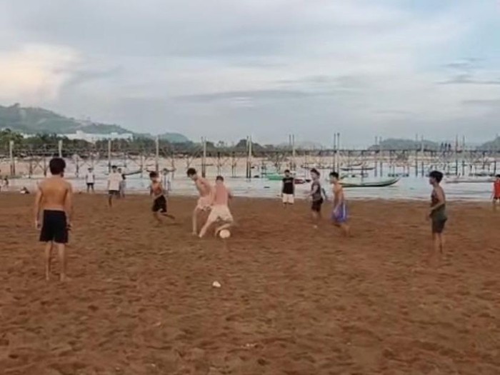 John Herdman tampak asyik bermain bola bersama sejumlah warga lokal di Pantai Kuta Mandalika, Lombok Tengah, NTB. Herdman terlihat bertelanjang dada saat bermain bola di sana.