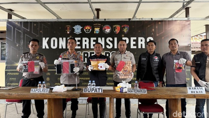 Kapolres Bone AKBP Sugeng Setyo Budhi bersama Bupati Bone Andi Asman Sulaiman dan Kasat Narkoba Polres Bone Iptu Irham merilis tangkapan sabu 500 gr.