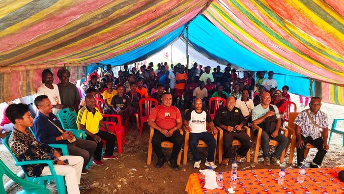 Kepala Kantor Komnas HAM Papua Frits Ramandey melakukan dialog bersama masyarakat Tambrauw di pengungsian.