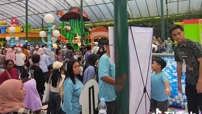 Kepanikan pengunjung Mikutopia usai salah satu wahana patah.