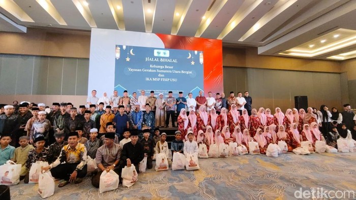 Keterangan foto: Pemberian sembako secara seremonial dalam acara hahal bihalal Yayasan Gerakan Sumatera Utara Bergiat dan IKA MSP FISIP USU (Nizar Aldi/detikSumut)
