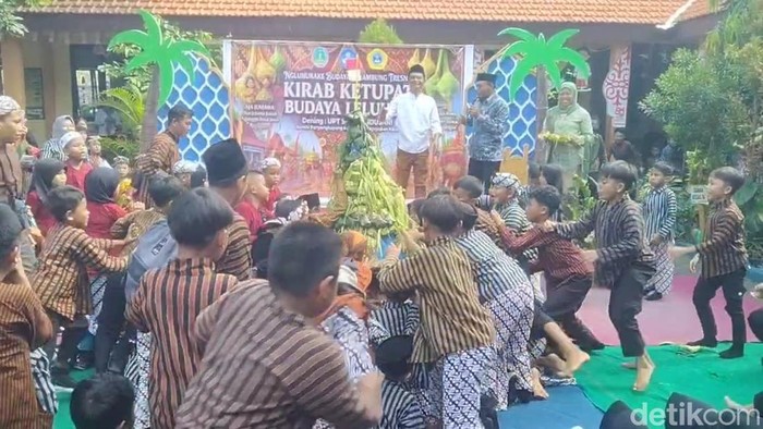 Kirab ketupat di SDN Randusari Kota Pasuruan. Kegiatan unik untuk melestarikan budaya.