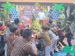 Unik, Sekolah di Pasuruan Kirab Kertupat Berisi Uang-Perlengkapan Belajar