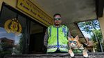 Kucing Oyen Jadi Partner Patroli, Cara Jitu Polisi Dekati Warga