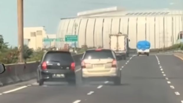 Livina Vs Innova saling senggol di Tol Kemayoran.
