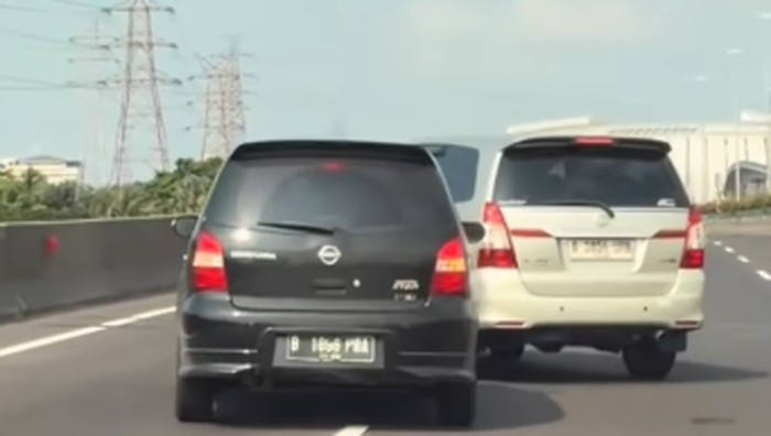Livina Vs Innova saling senggol di Tol Kemayoran.