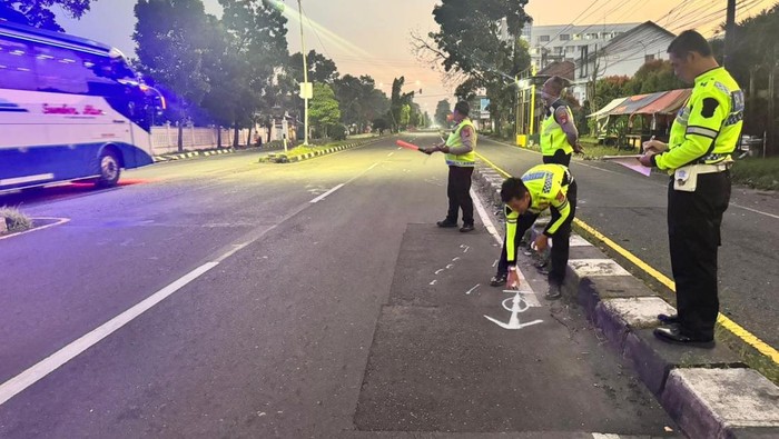 Lokasi kecelakaan di Jalan Siliwangi depan bekas Gudang Rokok Sampoerna, Mlangi, Nogotirto, Gamping, Sleman, Sabtu (3/4/2026) dini hari.
