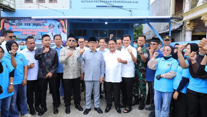 Mendes PDT Yandri Susanto didampingi Anggota DPR RI Dapil Sumbar II Arizal Aziz usai meninjau Dapur MBG (Foto: dok. Kemendes PDT)
