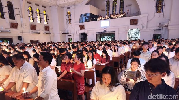 Misa Paskah Katedral Semarang Ribuan lilin menerangi jalannya Vigili Paskah di Katedral Semarang, Kecamatan Semarang Selatan, Kota Semarang, Sabtu (4/4/2026).
