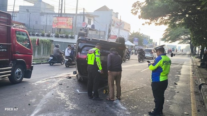 Mobil Fortuner mengalami kecelakaan hingga terbalik di Jalan Transyogi, Cibubur akibat pengemudi microsleep, Sabtu (4/4/2026).