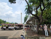 Monas Dipadati Pengunjung Saat Long Weekend, Warga Antre Kereta Wisata