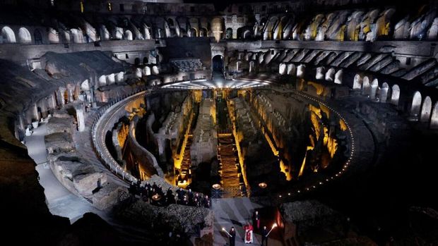 Paus Leo XIV Jalan Salib di Colosseum