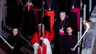 Saat Paus Leo XIV Memikul Salib di Colosseum