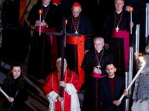 Saat Paus Leo XIV Memikul Salib di Colosseum