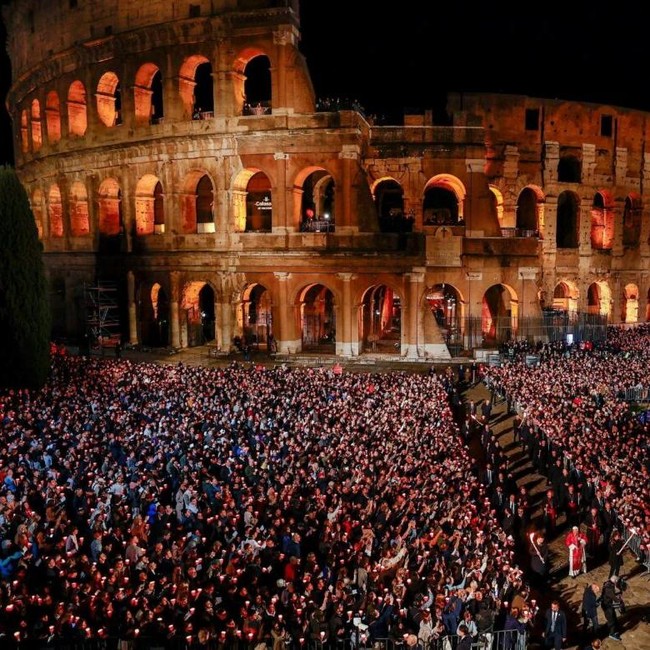Potret Paus Leo XIV Jalan Salib di Colosseum