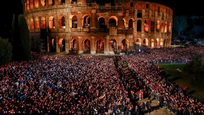 Potret Paus Leo XIV Jalan Salib di Colosseum