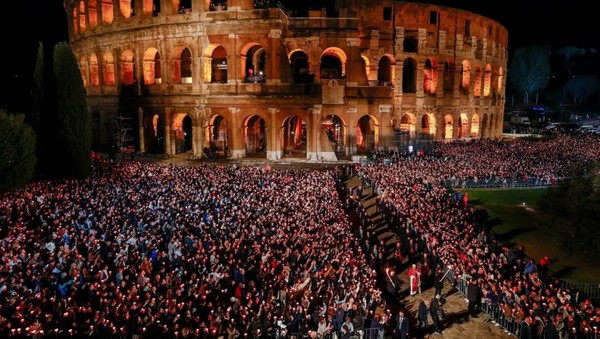 Potret Paus Leo XIV Jalan Salib di Colosseum