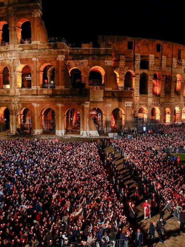 Potret Paus Leo XIV Jalan Salib di Colosseum