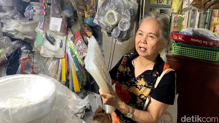 Pedagang plastik di Kota Bandung keluhkan kenaikan harga plastik.