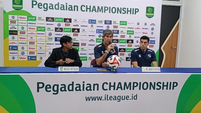 Pelatih Barito Putera, Stefano Cugurra dalam sesi jumpa pers jelang lawan PSIS di Semarang, Sabtu (4/4/2026).