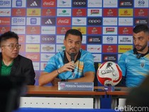 Duel Ketat di Papan Klasemen, Carlos Pena Ingin Persita Curi Angka