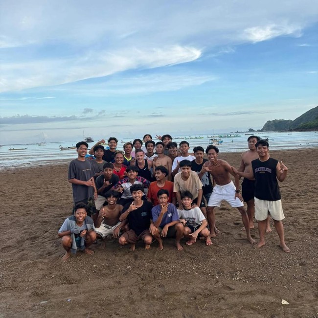 Momen Pelatih Timnas John Herdman Seru-seruan Bareng Warlok di Kuta Mandalika