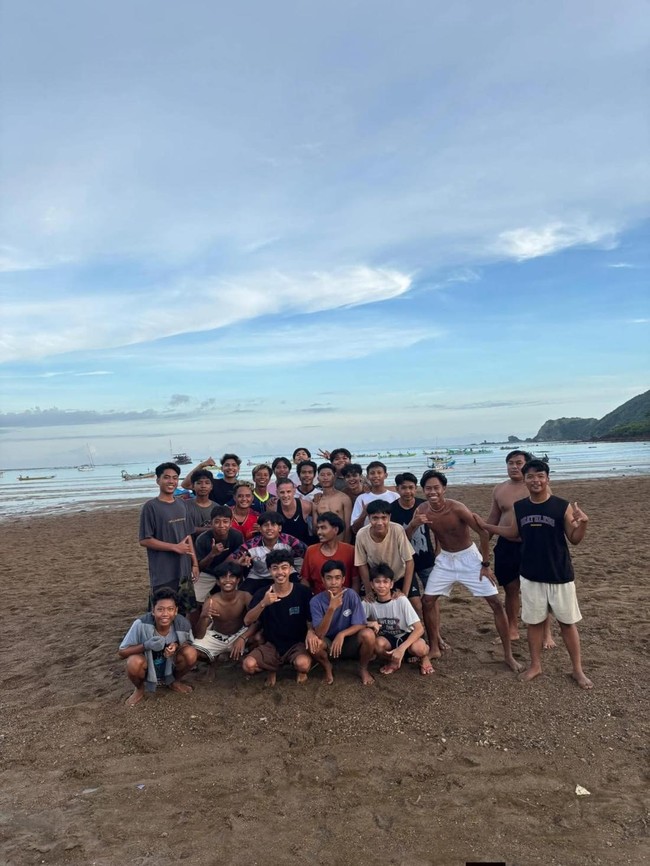 Momen Pelatih Timnas John Herdman Seru-seruan Bareng Warlok di Kuta Mandalika