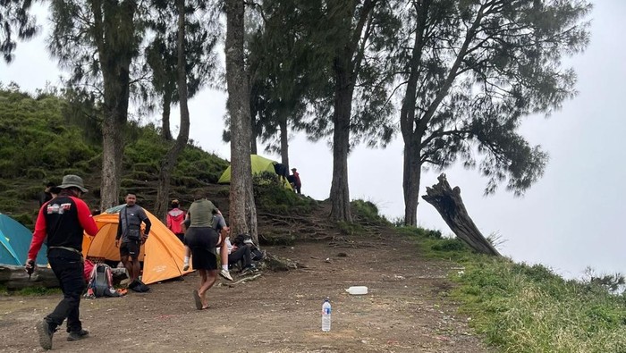 Pemandu pendakian mengevakuasi turis asal Belgia, Juliette Marcelle V Andre, dengan cara menggendongnya setelah terpeleset di Gunung Rinjani. (Foto: Dok. TNGR)