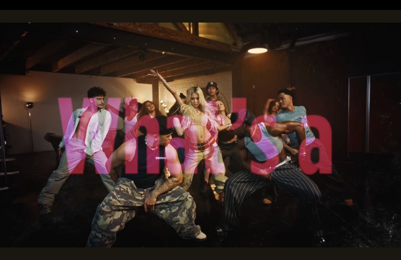 Penampilan Shiloh Jolie dalam teaser video klip Dayoung Cosmic Girls. Visualnya mengingatkan netizen dengan ibunya Angelina Jolie saat muda.