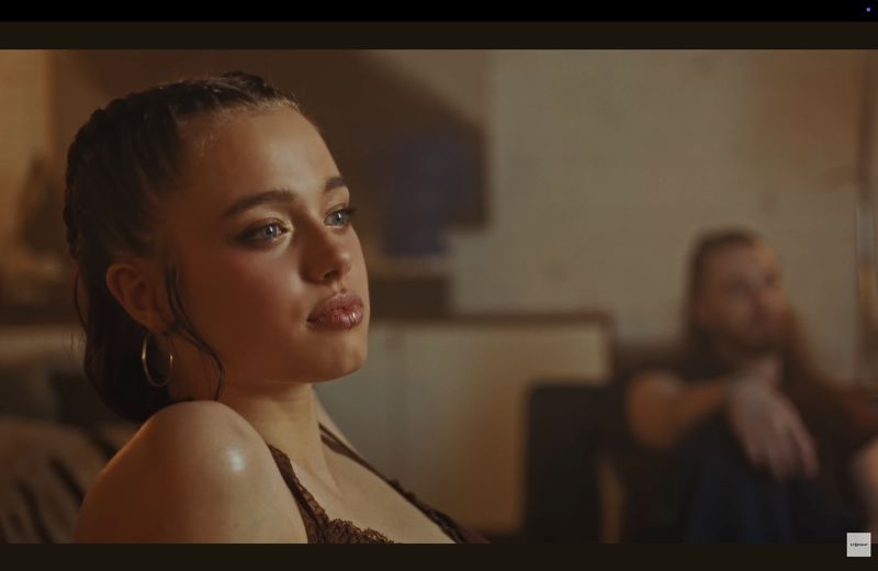 Penampilan Shiloh Jolie dalam teaser video klip Dayoung Cosmic Girls. Visualnya mengingatkan netizen dengan ibunya Angelina Jolie saat muda.