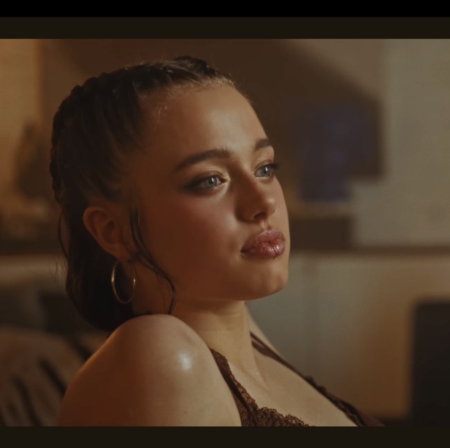 Potret Shiloh Muncul di MV Idol K-Pop, Mirip dengan Angelina Jolie