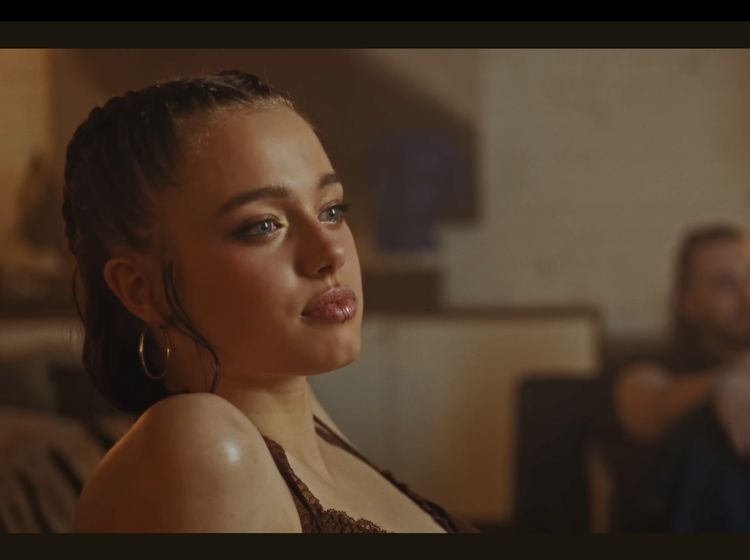 Potret Shiloh Muncul di MV Idol K-Pop, Mirip dengan Angelina Jolie