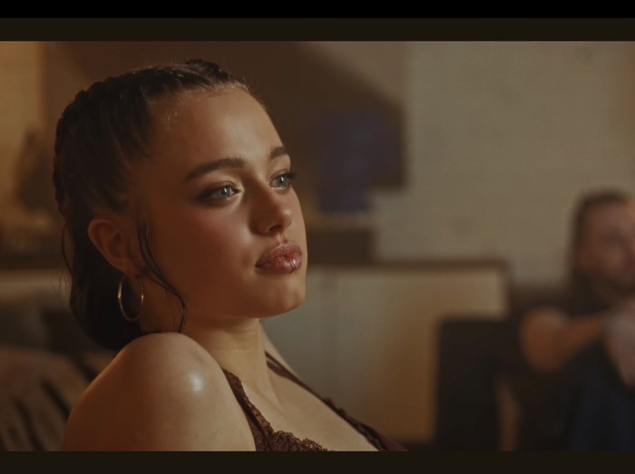 Penampilan Shiloh Jolie dalam teaser video klip Dayoung Cosmic Girls. Visualnya mengingatkan netizen dengan ibunya Angelina Jolie saat muda.