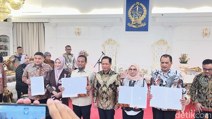 Penandatanganan perjanjian kerja sama pembangunan PSEL di Makassar.