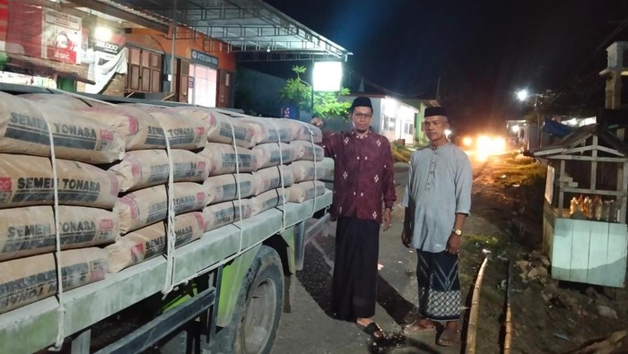 Pengurus Masjid Desa Watu menerima sumbangan semen dari Bupati Bone Andi Asman Sulaiman. Dokumen Istimewa