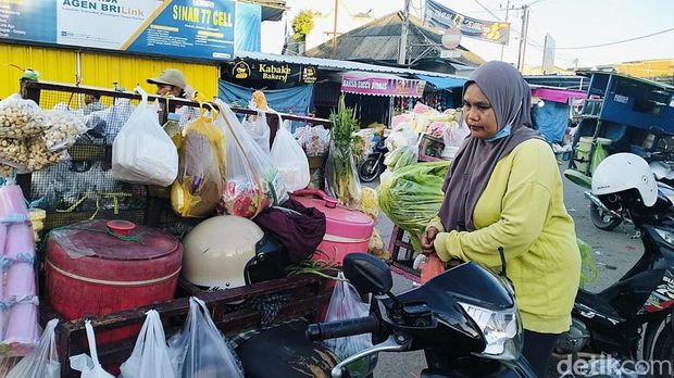 Penjual sayur keliling, Lia mengaku omsetnya menurun sejak sulit mendapatkan BBM di SPBU Polman. Penjual sayur keliling, Lia mengaku omsetnya menurun sejak sulit mendapatkan BBM di SPBU Polman.