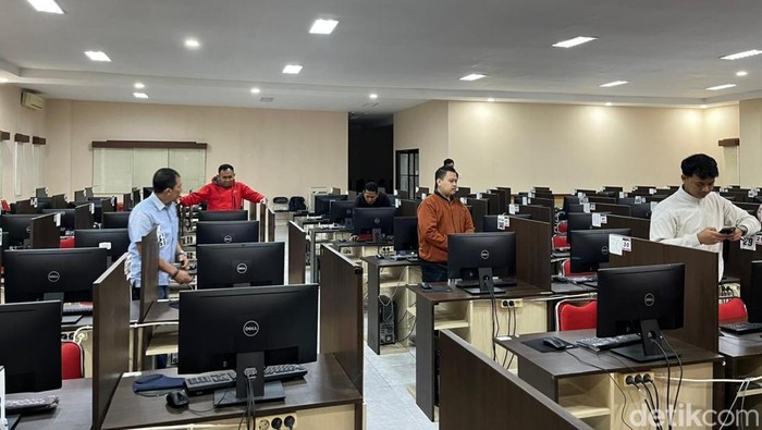 Persiapan ruangan untuk UTBK di Unej