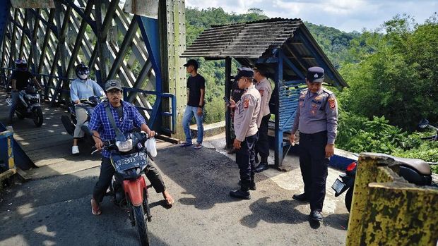 Petugas mendatangi Jembatan Cirahong di Desa Pawindan, Kecamatan Ciamis. Petugas mendatangi Jembatan Cirahong di Desa Pawindan, Kecamatan Ciamis.