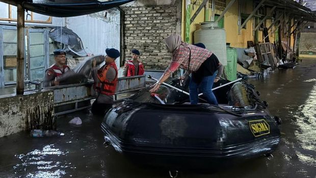 Polisi evakuasi warga terdampak banjir di Pamulang, Tangsel