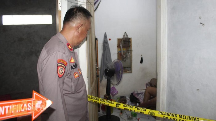 Polisi mendatangi lokasi wanita ditemukan tewas dala, kontrakannya