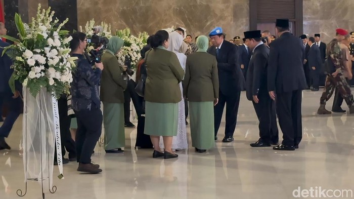 Prabowo dan SBY Menyalami Keluarga Prajurit TNI Gugur