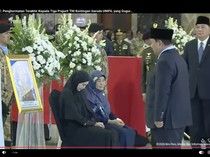Momen Haru Keluarga Peluk Peti Jenazah TNI yang Gugur di Lebanon