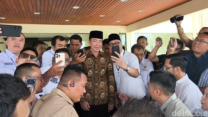 Presiden ke-7 RI Joko Widodo memuji keputusan pemerintahan Presiden Prabowo yang  tidak menaikan harga BBM sampai hari ini.