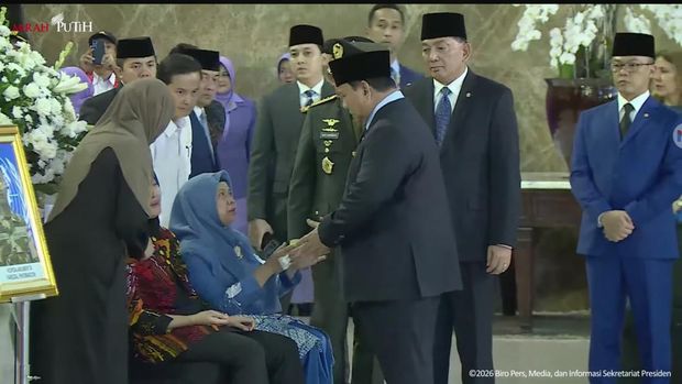 Presiden Prabowo Subianto menyalami keluarga prajurit yang gugur di Lebanon Presiden Prabowo Subianto menyalami keluarga prajurit yang gugur di Lebanon.