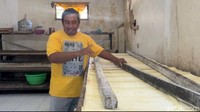Saiful Amin menunjukkan tempe produksinya yang tetap dipertahankan ukurannya meski harga kedelai terus naik.