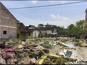 Belasan Rumah Rusak Disapu Banjir Saat Tanggul Sungai Tuntang Demak Jebol