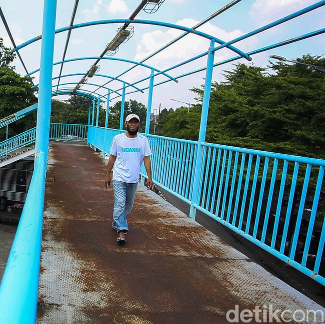 Rusak dan Rapuh, JPO Kampung Rambutan Bikin Warga Was-was
